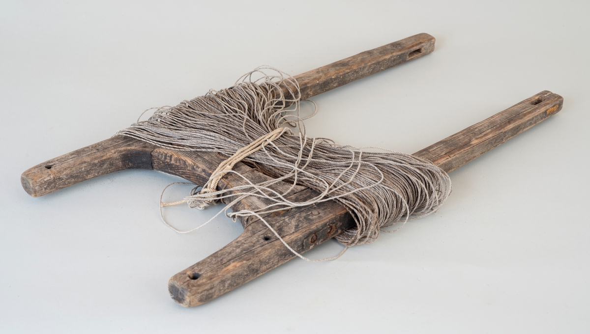 H - form, hvor tverrstykket er ca 1/4 av totallengde fra nedkant. Tverrstykket er innfelt i sidestøttene/leinene og festet med treplugger. To avlange hull øverst på tvers av hverandre. Snøret nøstes på ved å ha hånda mellom tauet og sidestøtter/leiner - dette for at tauet ikke skal sitte stramt på og ødelegge sula