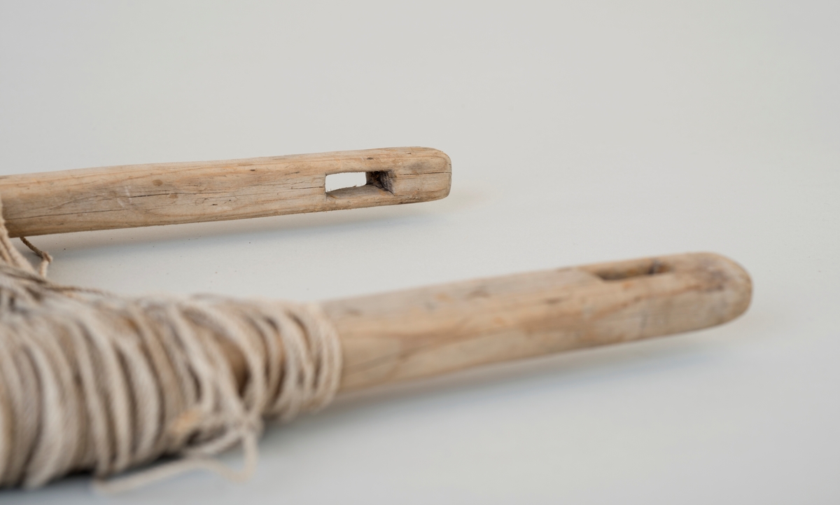 H - form, hvor tverrstykket er ca 1/4 av totallengde fra nedkant. Tverrstykket er innfelt i sidestøttene/leinene og festet med treplugger. To avlange hull øverst på tvers av hverandre. Snøret nøstes på ved å ha hånda mellom tauet og sidestøtter/leiner - dette for at tauet ikke skal sitte stramt på og ødelegge sula