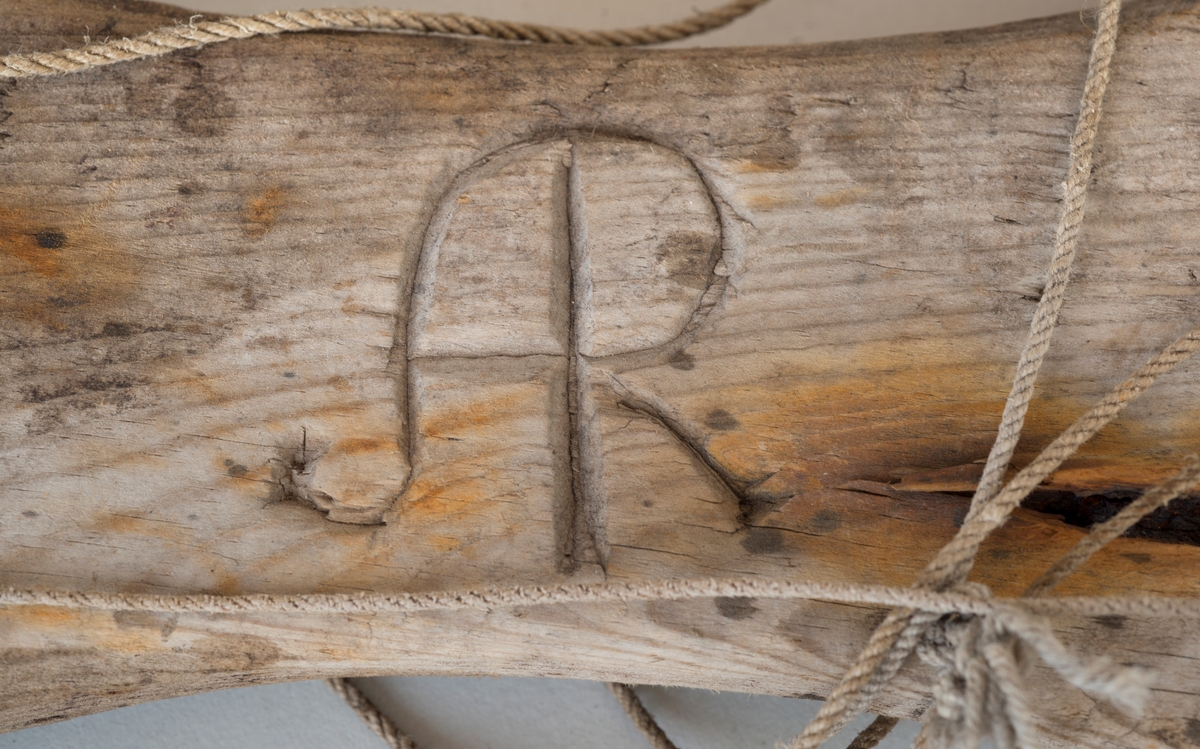 H - form, hvor tverrstykket er ca 1/4 av totallengde fra nedkant. Tverrstykket er innfelt i sidestøttene/leinene og festet med treplugger. To avlange hull øverst på tvers av hverandre. Snøret nøstes på ved å ha hånda mellom tauet og sidestøtter/leiner - dette for at tauet ikke skal sitte stramt på og ødelegge sula