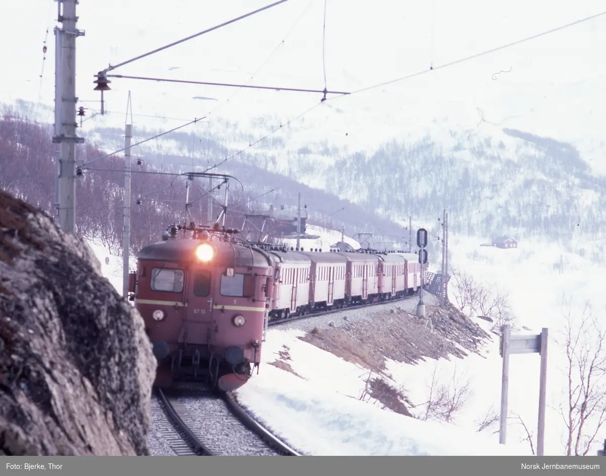 Ekstratog 1440 bestående av motorvognsett type 65/67 ved Ustaoset, hvor det har hentet deltakere fra Skarverennet