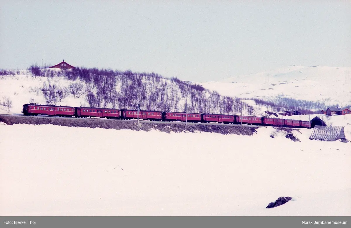 Ekstratog 1442 bestående av motorvognsett type 65/67 ved Ustaoset, hvor det har hentet deltakere fra Skarverennet