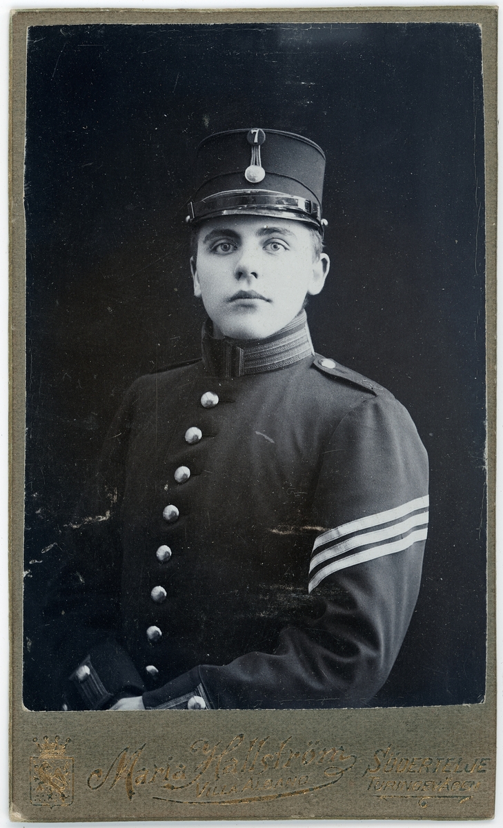 Kabinettsfotografi - ung man i uniform, Södertälje