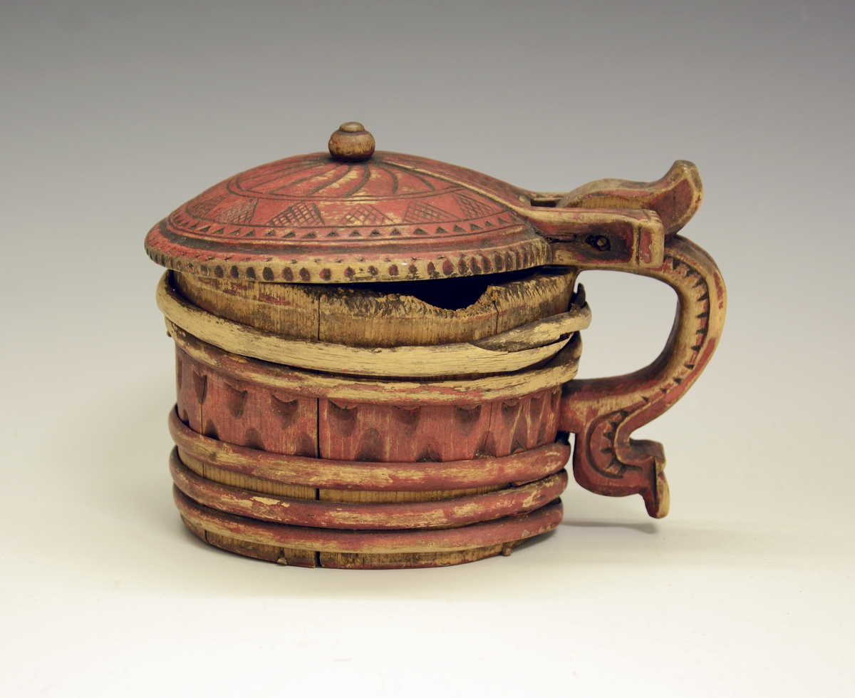 Liten smørkanne til servering av smør. Fra protokollen: Smørkop av staver, utskaaret.