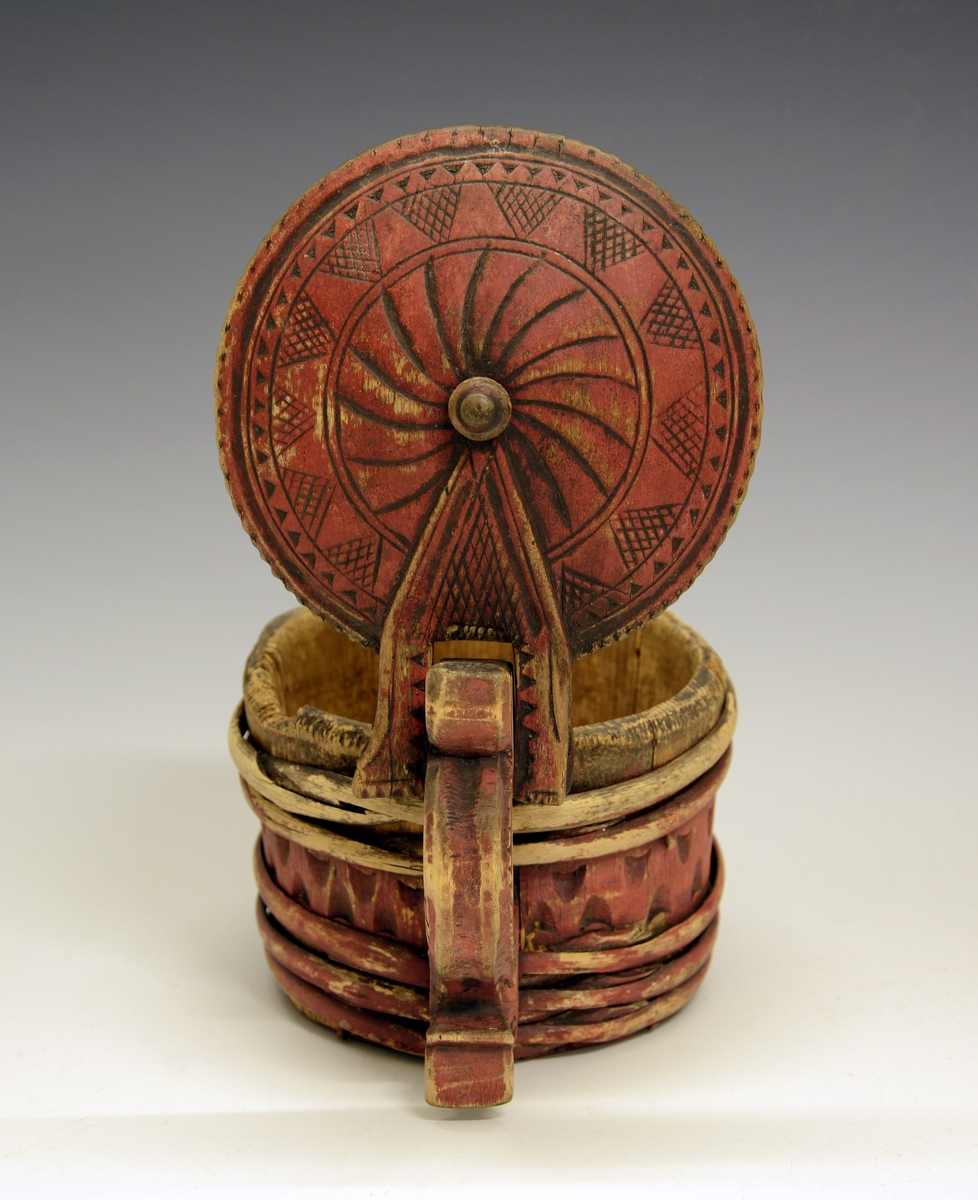 Liten smørkanne til servering av smør. Fra protokollen: Smørkop av staver, utskaaret.