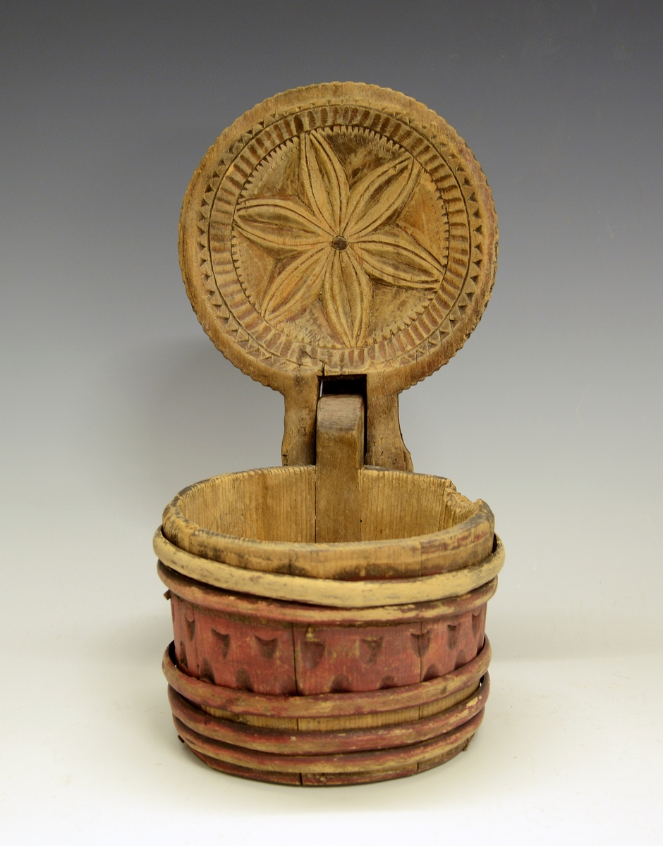 Liten smørkanne til servering av smør. Fra protokollen: Smørkop av staver, utskaaret.