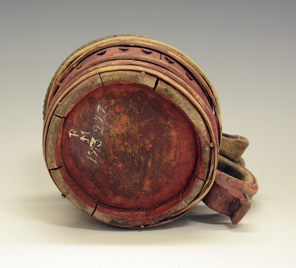 Liten smørkanne til servering av smør. Fra protokollen: Smørkop av staver, utskaaret.