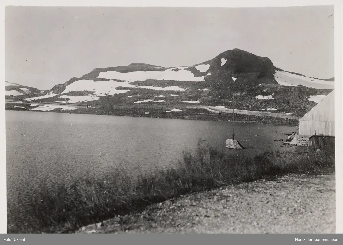 Ved Finsevatn, Bergensbanens trase i bakgrunnen, Finsenut til høyre