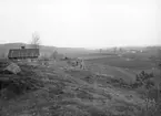 Vy från Högabacken mot det som fanns av dagens centrala delar av Rimforsa 1902. En ny tid för det blivande samhället har emellertid precis brutit in. Till höger om stugan skymtar den då nyligen färdigställda stationsbyggnaden, stoppställe på den just 1902 invigda Östra centralbanan. Till höger i dis ses ligger ortens gästgiveri, ett uttryck för det äldre rese- och transportväsendet.