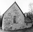 Högsjö gamla kyrka. Kyrkan uppfördes i slutet av 1300-talet. Den brändes av ryssarna 1721. Kyrkan renoverades under kommande 15 åren under ledning av Hans Biskop en österbottnisk bildhuggare. Han tillverkade predikstolen och altaruppsättningen i kyrkan samt en del små inventarier. Bänkinredning samt läktare i väster är tillverkade av Jonas Lund och Olof Johansson Brandt. Förgyllning och målning av inredningen och de nya inventarierna gjordes av Erik Fällström på 1730-talet.