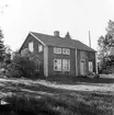 Byggnad vars flyttning eller rivning aktuell sommaren 1965. Står på gårdsplanen längs med landsvägen hos Paul Bylund, By 15:1.