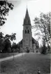 Alnö kyrka. Kyrkan invigdes 1896 och ersatte då en kyrka av trä som brunnit ner efter 25 år. Detta är en nygotisk tegelkyrka, ritad av arkitekt Ferdinand Boberg. Kyrkan består av klocktorn, långhus med utbyggnader i väster för trappor till läktarna samt ett polygont kor med sakristia och arkivrum på ömse sidor. Ingången är förlagd i väster genom vapenhuset i tornet. Långhuset har trätak med öppen takstol och koret har tegelvalv.