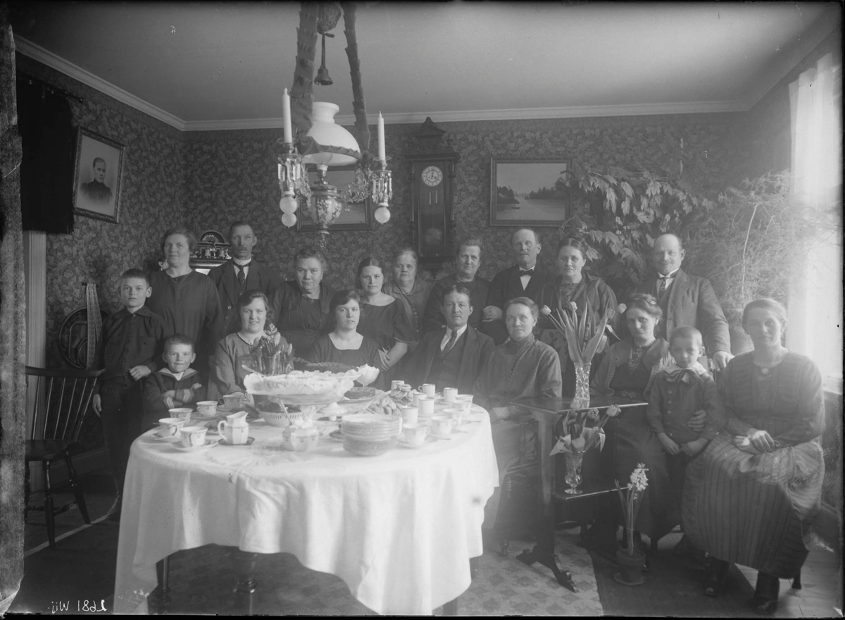 Fotografering beställd maskinisten Eriksson. Närmast bordet sitter sannolikt Karl August Eriksson (1877-1974) och hans hustru Anna Matilda Andersson (1877-1968) samt döttrarna Greta Matilda (1902-1990) och Anna Elisabet (1905-2000). De andra är ej identifierade. Någon firar sin namnsdag.