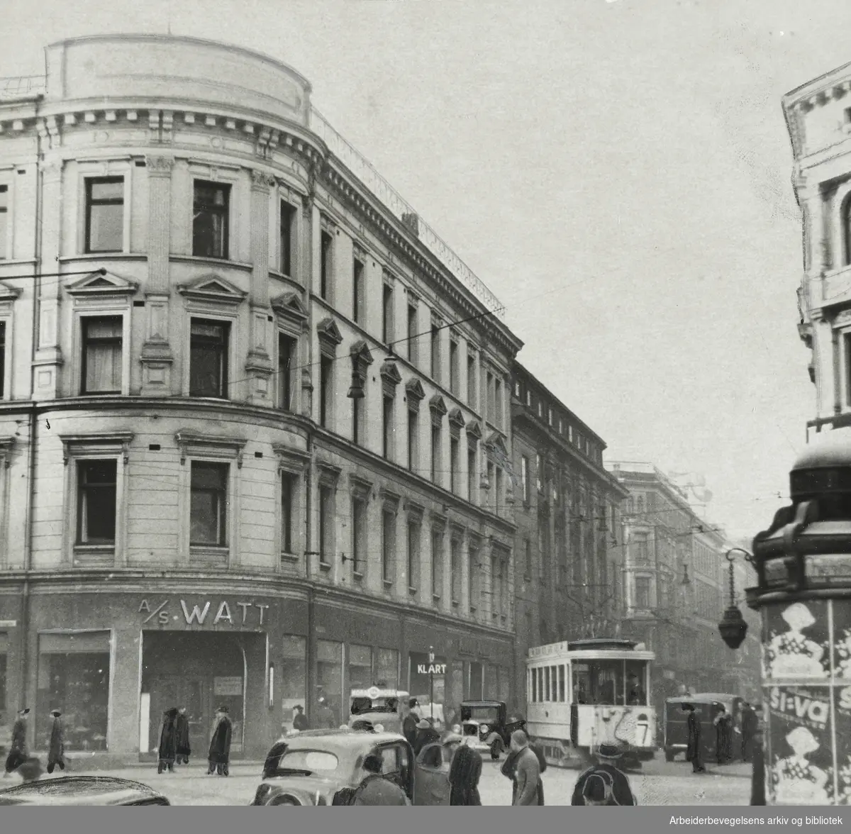 Karl Johans gate sett fra den gamle brannvakta. Oslo reguleringsråd fattet vedtak om å rive gårdene til venstre i bildet. Gaten skulle etter planen få 20 meters bredde fra Egertorget til Skippergata. Februar 1939