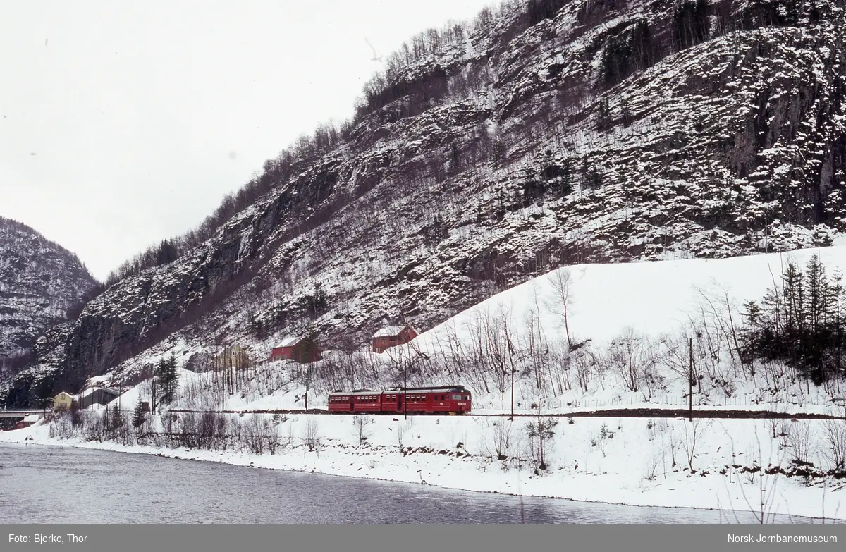 Motorvognsett type 69B i Pt 616 mellom Evanger og Bolstadøyri