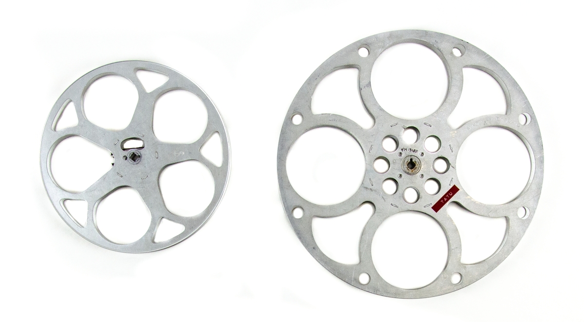 Ljudfilmsprojektor, Bell & Howell filmsound. Model 643 SK. Till projektorn hör även en anslutningskabel, två tomma filmrullar samt sex stycken Atlas projektorlampor. Detta är förvarat i en specialanpassad låda av plast. Den gråa lådan är förstärkt i alla hörn med svarta metallhöljen.