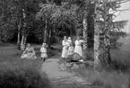 Tre kvinnor och fyra barn.
Kyrkoherde T. Jäderlund