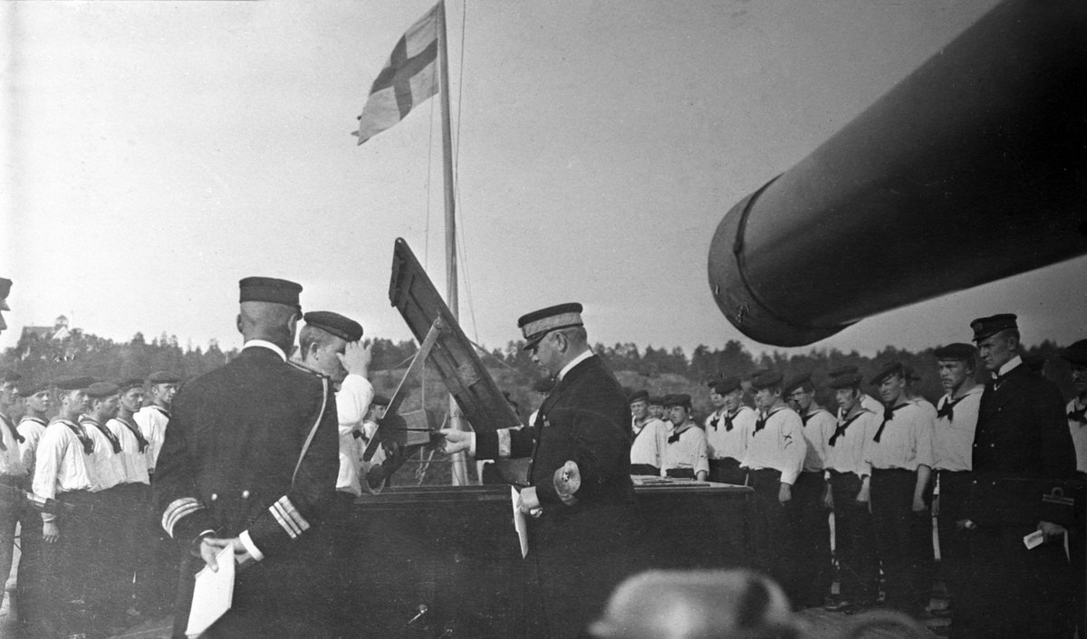Pansarskeppet Oscar II.
Konteramiral W. Dyrssen utdelar pris.