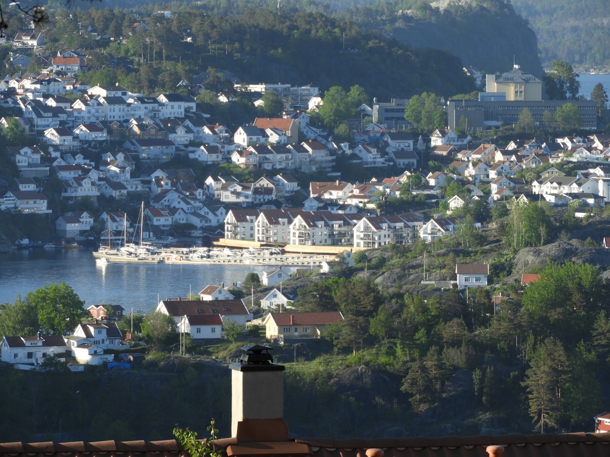 Kragerø by. Thomesheia og Tallakshavns leilighetskompleks sett fra Gevirveien, Stabbestad. 2021