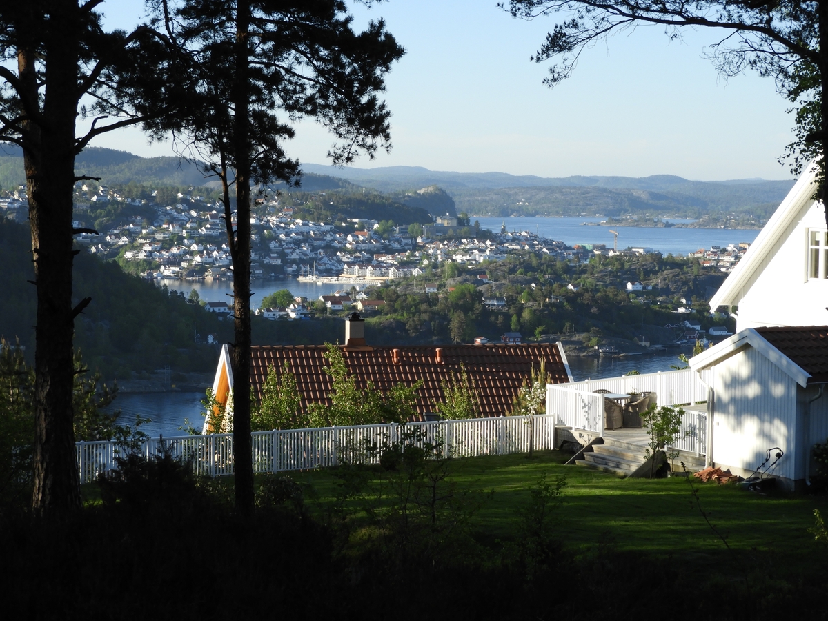 Kragerø by. Thomesheia og Tallakshavns leilighetskompleks sett fra Gevirveien, Stabbestad. 2021