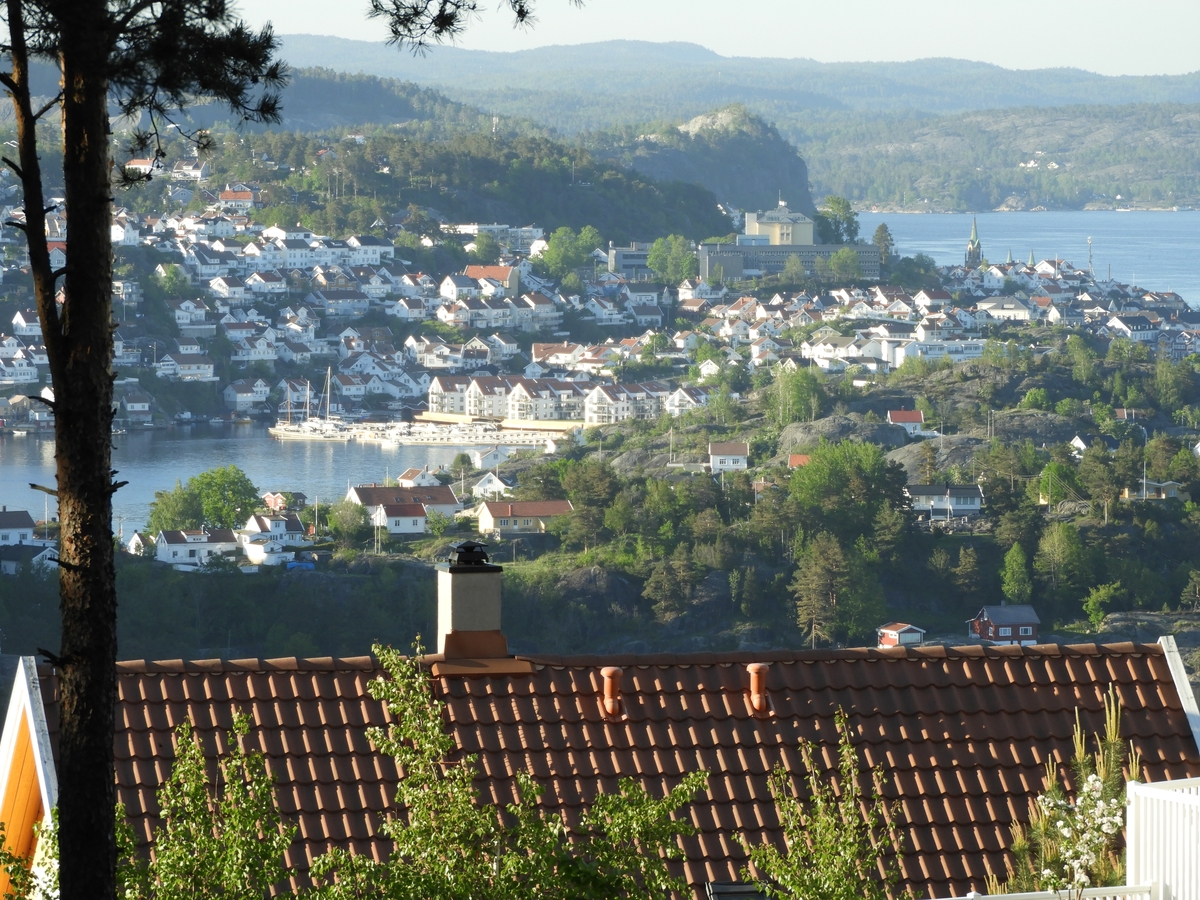 Kragerø by. Thomesheia og Tallakshavns leilighetskompleks sett fra Gevirveien, Stabbestad. 2021