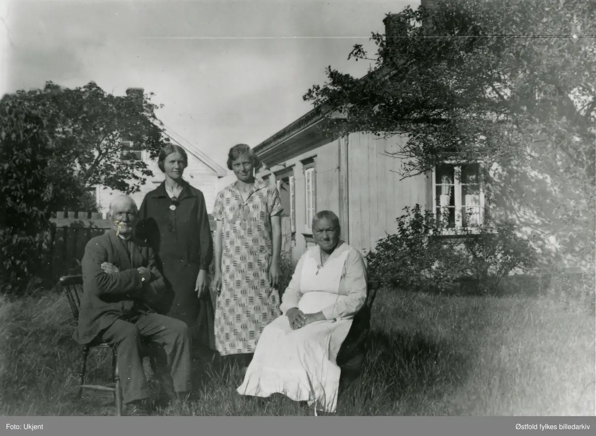 Familien Lorentzen oppstilt foran huset deres på Hauge i Rolvsøy ca. 1925.  Fra venstre Lorentz Lorentzen (byggmester), datter Anna, datter Gundborg og kona Othilie. I  tillegg til å være byggmester laget Lorentzen ski og likkister.

Huset ble senere ombygd til å bli bedehuset  "Hauges Minde". Hans Nielsen Hauges vei i forgrunnen.