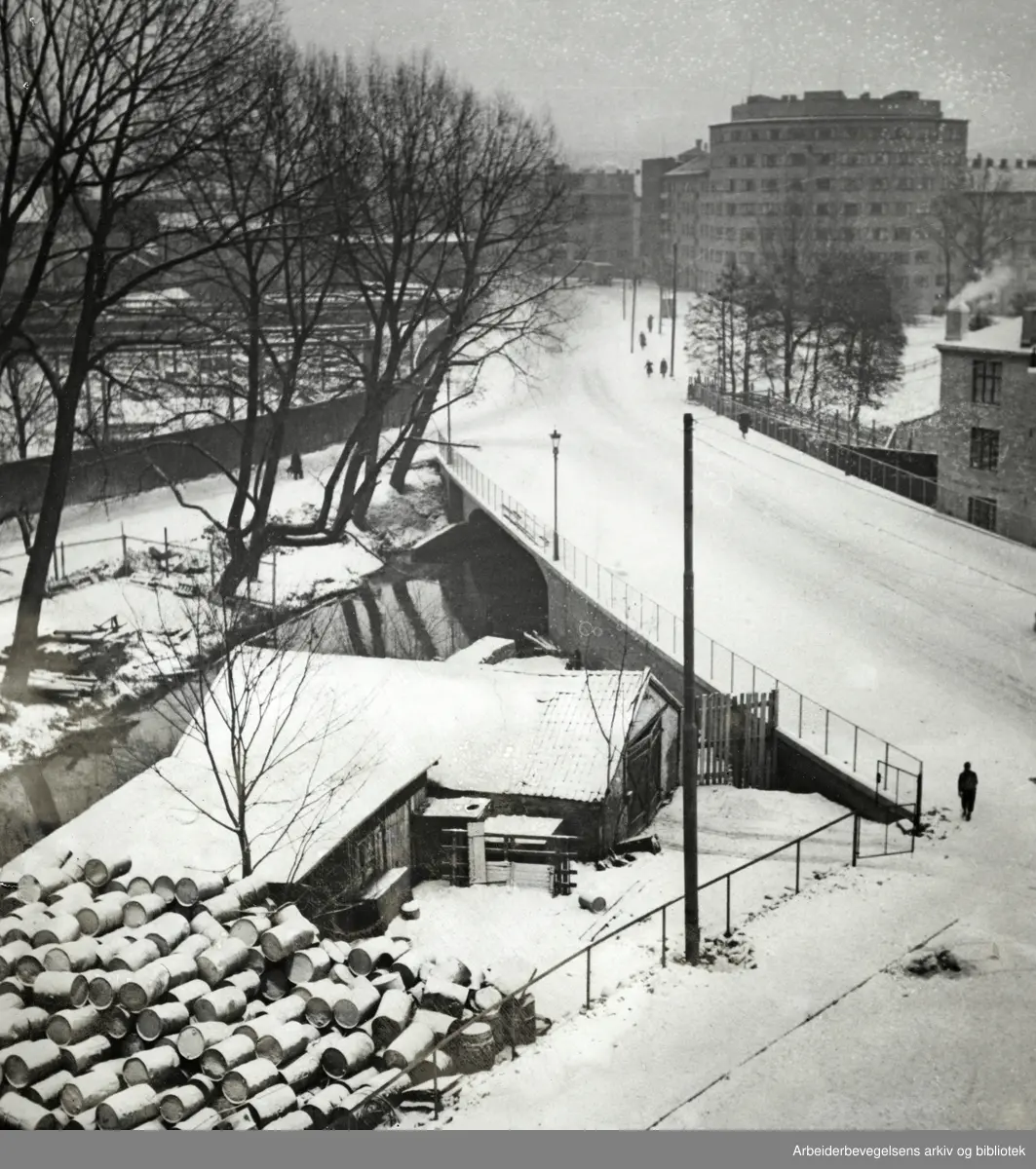 Akerselva og Vøyenbrua, fotografert fra tårnblokka i Griffenfeldts gate 12. Desember 1950