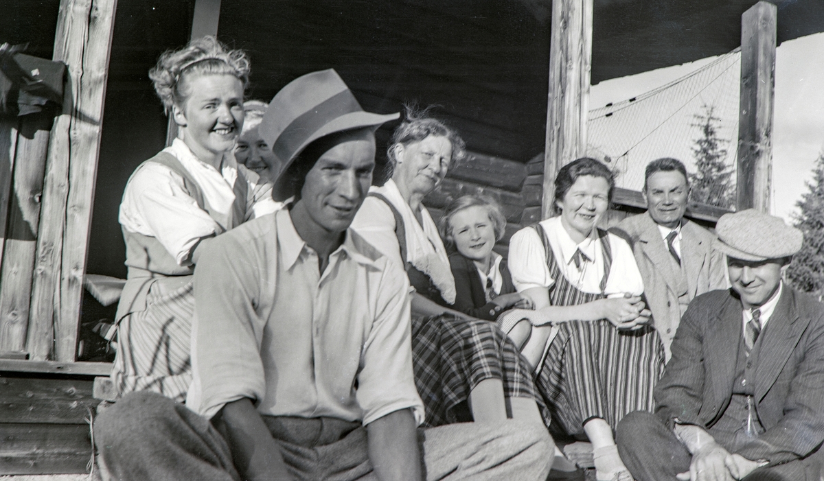 Gruppe 8 personer på Møystad setra, Nybu i Vang kommune: tv Harald Glærum født på Strinda, Trøndelag (1912-2003), bak tv Andrea Glærum f Gjestvang, Nordre Ottestad Stange kommune (1914-1993). Neste ukjent, Anne Sandok Glærum f Sandok Nesland i Vinje kommune Telemark, Synnøve Dale f Elle, Gudrun Elle, Ole Sivertsen Glærum f på Glærem, Surnadal kommune, Møre og Romsdal (1872-1966) Torbjørn Elle.