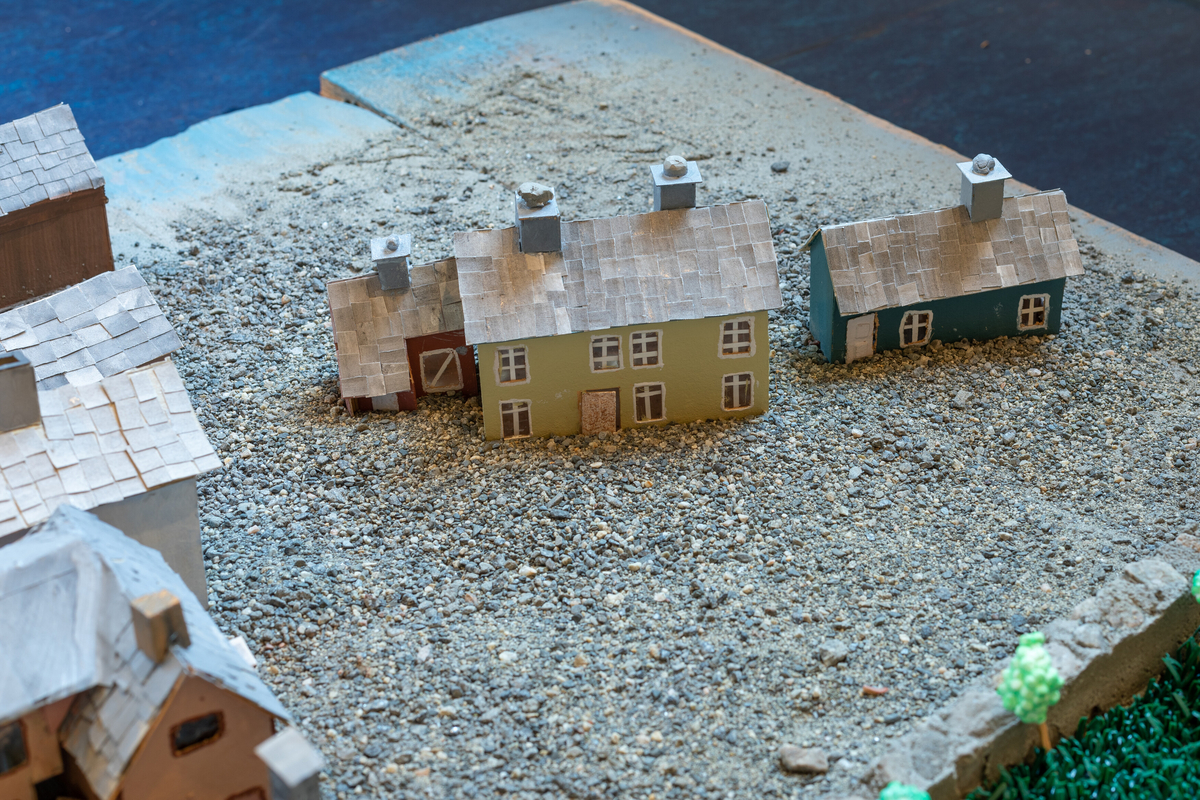 Modell av Almerket er bygd opp på fire kraftige lengder av eikeplank og har eit deksel av plexiglas. Er laga for å visa bygningar, brygge, gjerde, kyrkjegard / gravplass, kyrkje og strandline i området som utgjorde Almerket pluss ei hotelltomt i Odda, slik det såg ut omkring år 1910-1920 (litt usikkert). Husa er laga av papp og er fargelagt. Sjøen er fargelagt og landskapet er dels dekka med sand. Grasbakken på kyrkjegarden er av eit stykke plastmatte. Bygningane er ikkje i korrekt storleik. 