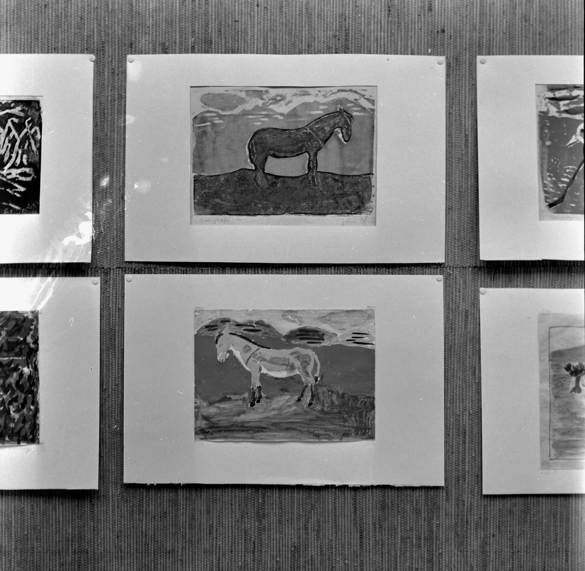 Ustilling av silketrykkbilder laget av barn fra Døveskolen i Nordenfjeldske Kunstindustrimuseum