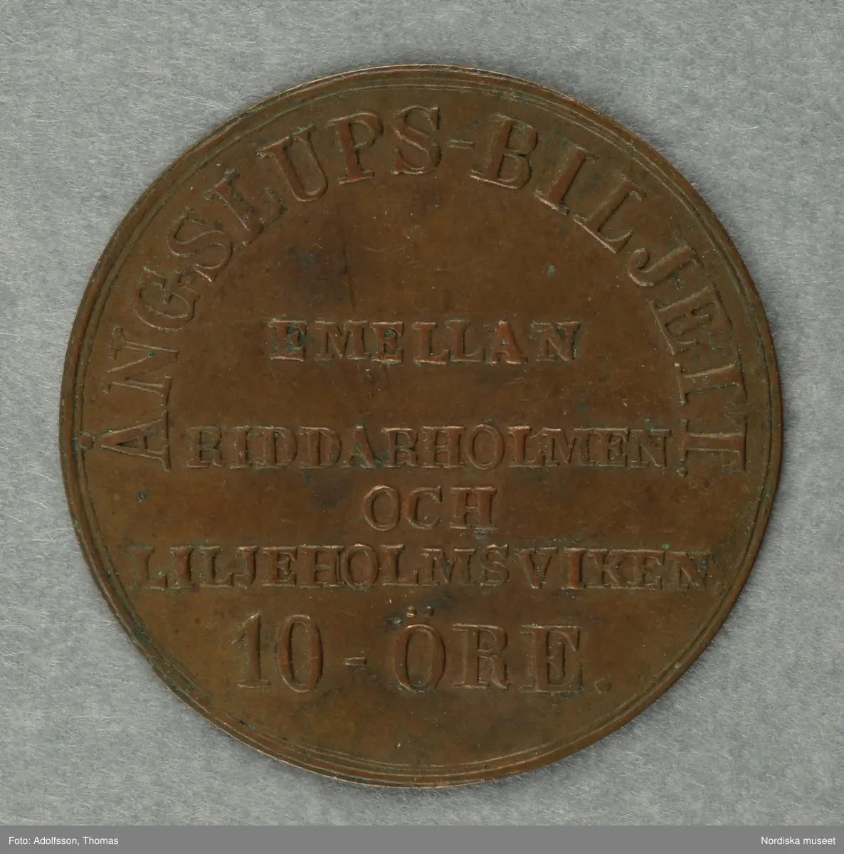 Huvudliggaren:
"a-c, Poletter 3 st, kopparplåt, runda, ensidigt präglade; 'Ångslupsbiljett emellan Riddarholmen och Liljehomsviken 10 öre.'
G. 14/6 se 6/6 1934 av fröken Margit Stenberg, Stockholm (se 197.742ff)