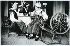 Västmanlands läns hemslöjdsförening.
Västeråsutställningen 1929. Anna Lind och Emma Danielsson.