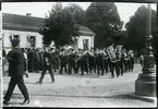 Västerås, Centrum.
Frälsningsarmén Marscherar över Fiskartorget spelande blåsinstrument. 1920-1930-tal.