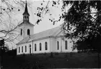 Flera träkyrkor har avlöst varandra och de låg på kyrkplatsen i Mo. Den nuvarande kyrkan uppfördes av sten på motsatta sidan av älven. Arkitekt var Ludvig Hedin och kyrkan har torn i väster och femsidigt kor i öster. Två stora restaureringar har utförts 1903 och 1970-71. Från den gamla kyrkan kommer inredningen som nu finns i lillkyrkan från 1970-71. Medeltida träskulpturer finns bevarade.