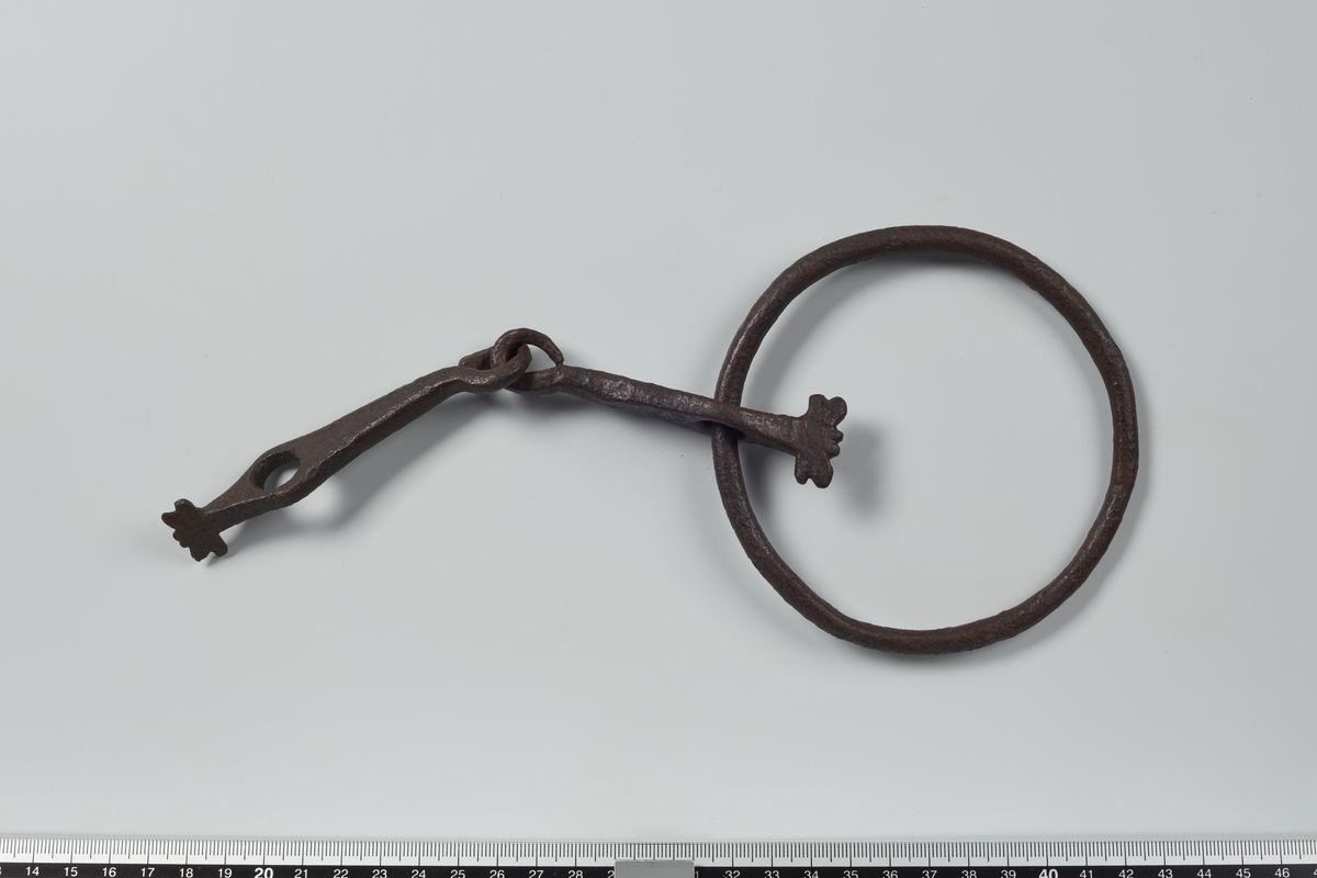 Bidselmundbid af Jern, den ene Sidering borte, den tilbageværende 4 Tr. i Gjennemsnit. (Avb. R. 227).
