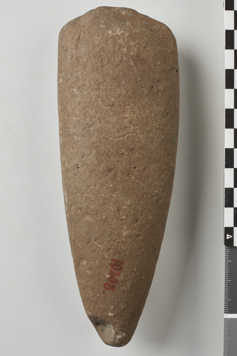 223.
Kile af Sten, 17.8 cm. lang, lig No. 221, dog tykkere og stærkere tilspidset mod Banen; helt sleben; beskadiget. 10308. 220-223
ere f. paa Brevik i Enebak Pgd., Akershus Amt, de to første i samme
Røs, de to andre hver for sig (een af dem i en anden Røs).