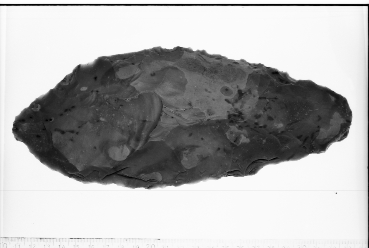 Emne til flintdolk eller -sigd ("planke"). Stykket kan dateres til senneolitikum eller eldre bronsealder og er av samme type som H. Gjessing: 1920, fig. 227. Omrisset er mandelformet og tverrsnittet er ovalt. Materialet er grå finkornet flint med kalkboller, og behugningen er grov. Lengde: 22,0 cm, bredde: 9,3 cm og tykkelse: 3,7 cm.