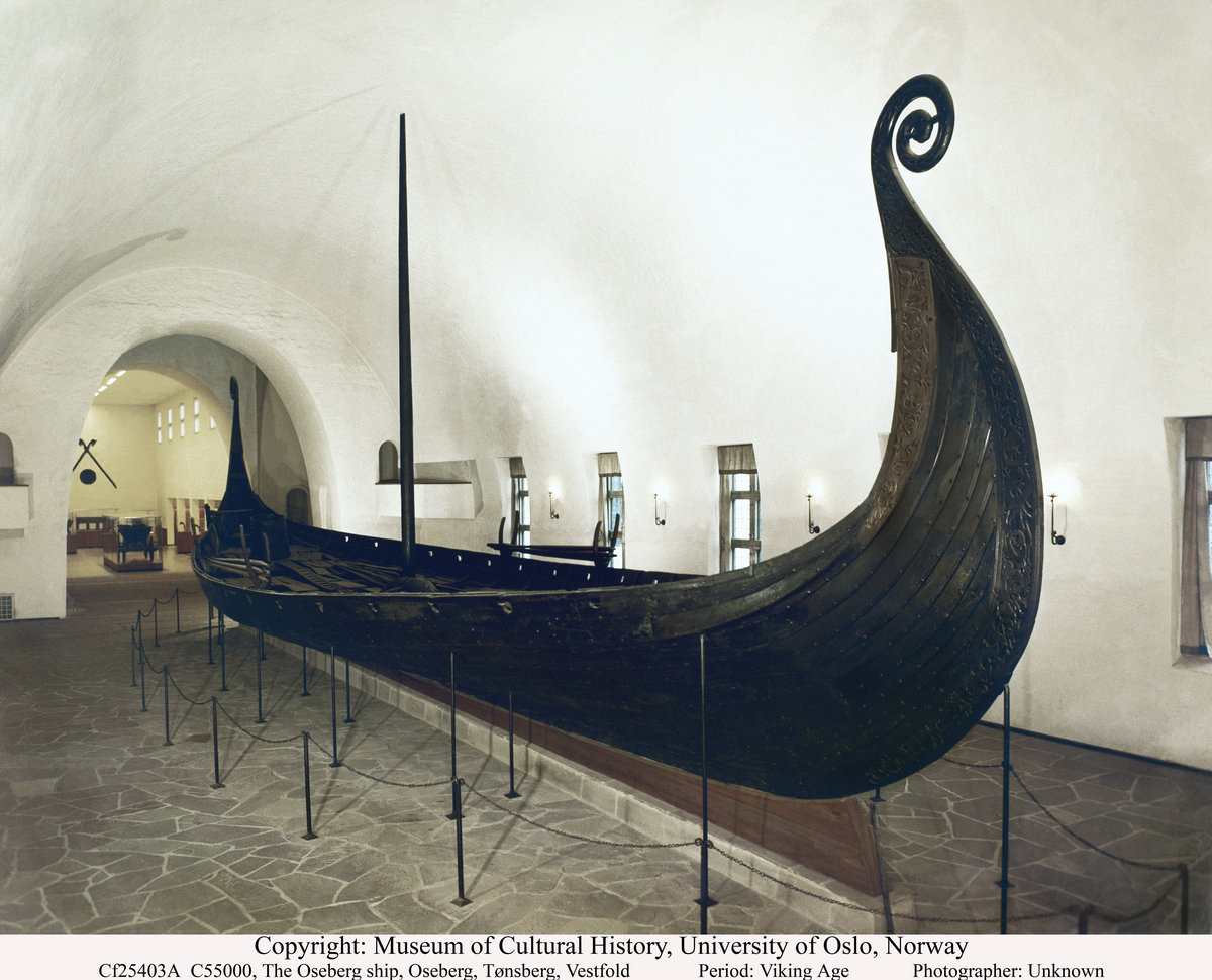 Fire stykker av et ekespant, hvorav to passer sammen. Er anvendt i skibet ved dets restaurering, og derfor ikke her katalogbeskrevet. Fundet av Rom 3-7 august 1903 og hører da til i indbrudslaget over gravkammeret. Tegnet 03 av O. Geelmyden.