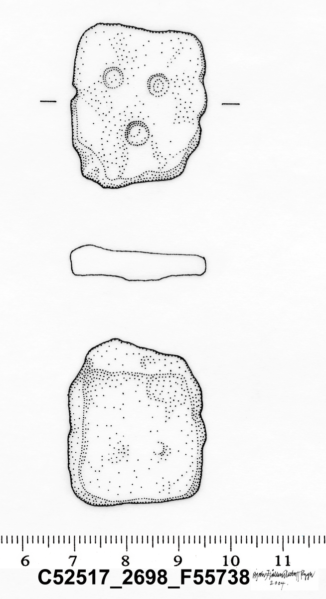 Mulig vektlodd. Skiveformet og rektangulært, med avrundede hjørner. Tre sirkulære punkter punslet inn på den ene siden.