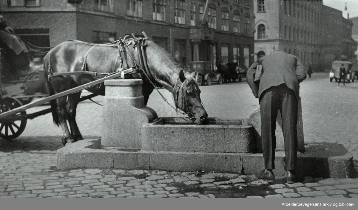 Vannpause på Professor Aschehougs plass i Oslo. Bøndernes hus i bakgrunnen. Udatert.