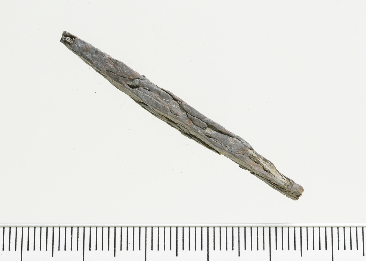 Ten av jern med firkantet tverrsnitt. Vekt: 3,0 g. Mål: Stl: 5,0 cm. Stb: 1,1 cm. Stt: 1,0 cm. 