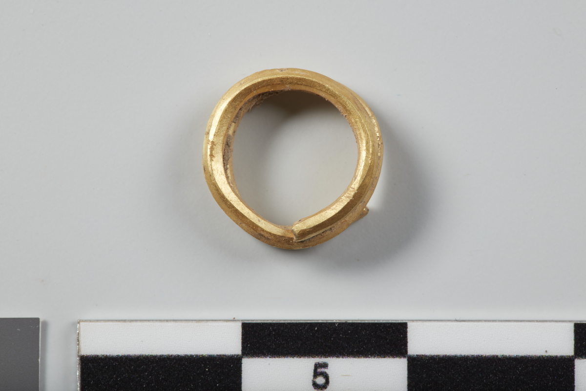 Liten spiralring/betalingsring av gull som R.183. Spiralen har to omdreininger og avsmalning av endene som typeeksemplaret, men er spinklere. Trådens t. 1,20 -1,36 mm. Ytre diam. 1,1 cm, b. 0,28-0,43 cm. Vekt: 1,2 g.