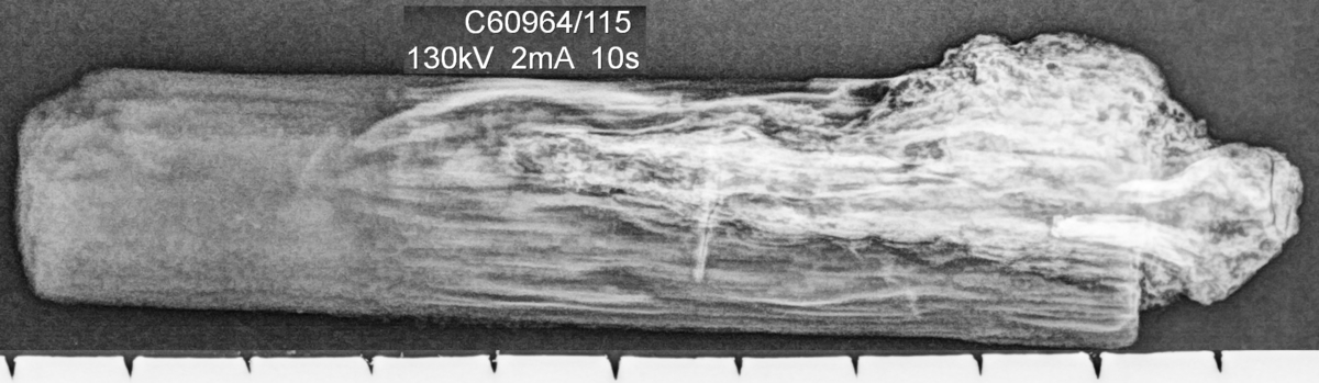 En gjenstand av tre og jern med ukjent funksjon, men helst et redskap med treskaft og liten rest av pigg eller krok av jern som er skjeftet på skaftet. 