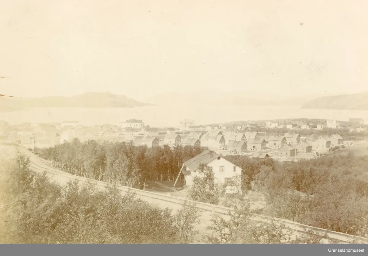 Kirkenes omkring 1910. Det hvitmalte huset i forgrunnen er legeboligen "Solheim". 