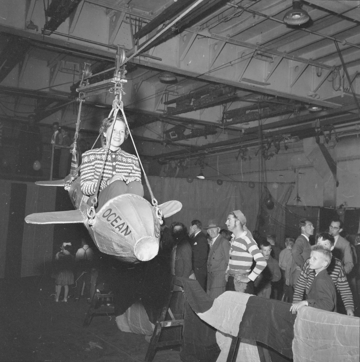 Barneselskap ombord på hangarskipet HMS Ocean
