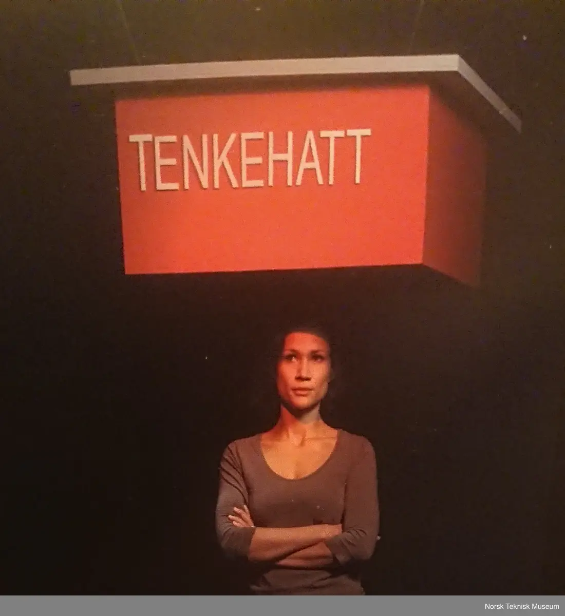 "Tenkehatt" til opphengig i tak. Med downlights montert på innsiden.