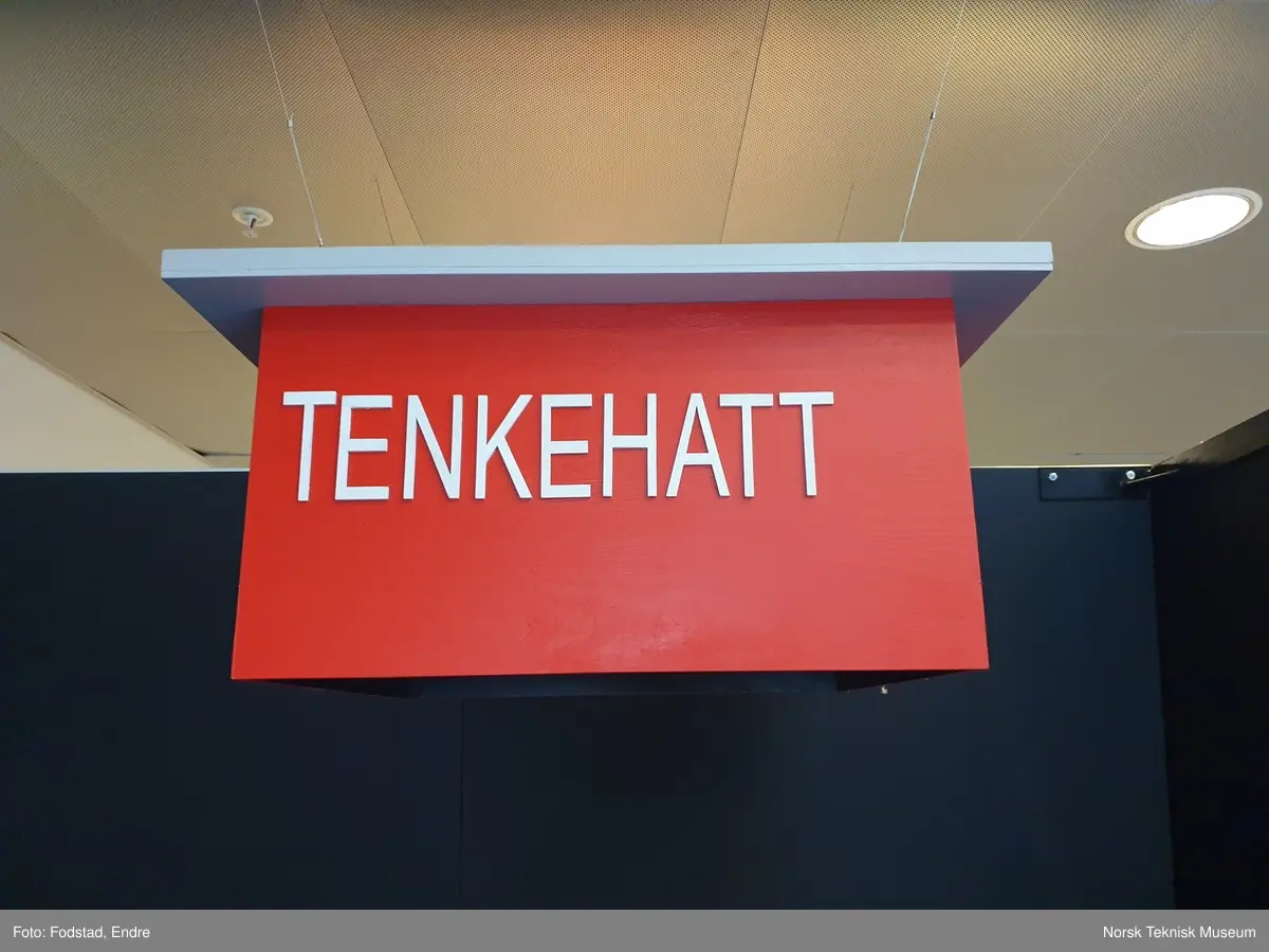 "Tenkehatt" til opphengig i tak. Med downlights montert på innsiden.