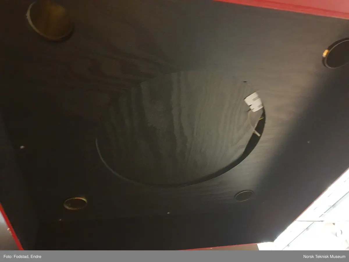"Tenkehatt" til opphengig i tak. Med downlights montert på innsiden.