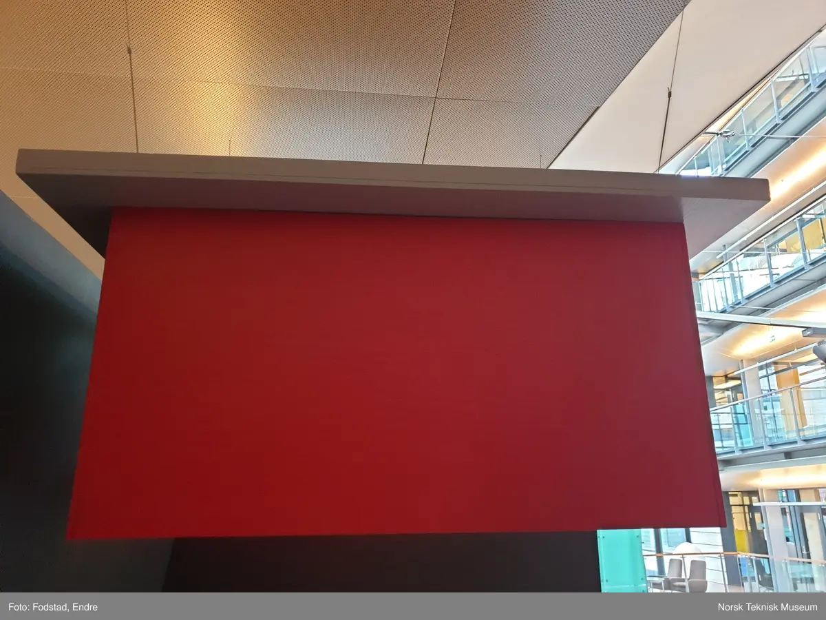 "Tenkehatt" til opphengig i tak. Med downlights montert på innsiden.
