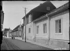 Arboga sf.
Huslänga utefter Västerlånggatan. 1925.