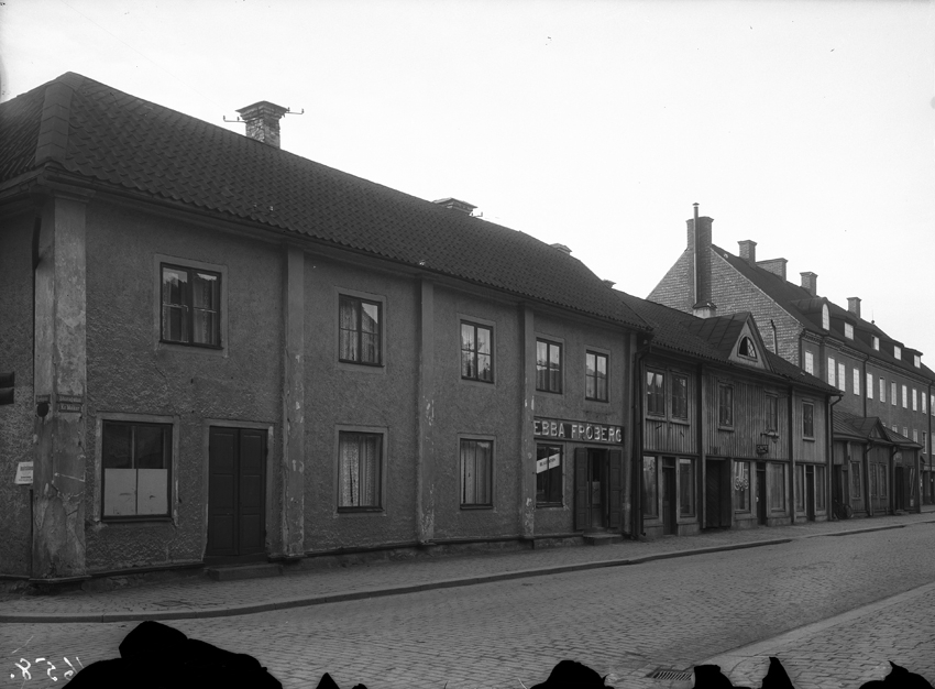 Stora gatan nr 5, 7 och 9, Västerås, sedd från gatan.